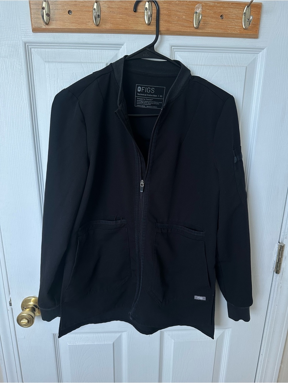 FIGS Women’s Black Zip-Up Scrub Jacket